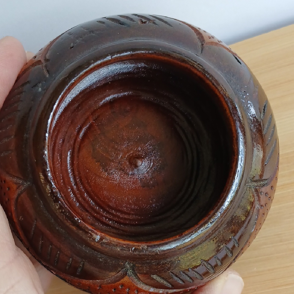 Small carved wood trinket bowl with lid - Picture 2 of 10